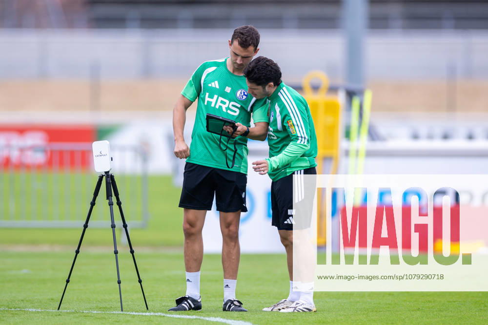 Fussball, Training des FC Schalke 04. v. l. Sportwissenschaftler Rasmus Bruns (FC Schalke 04), Reha-Trainer Nico Wamig (FC Schalke 04). Gelsenkirchen Trainingsgelände FC Schalke 04 NRW Deutschland xRHR-FOTO YYx