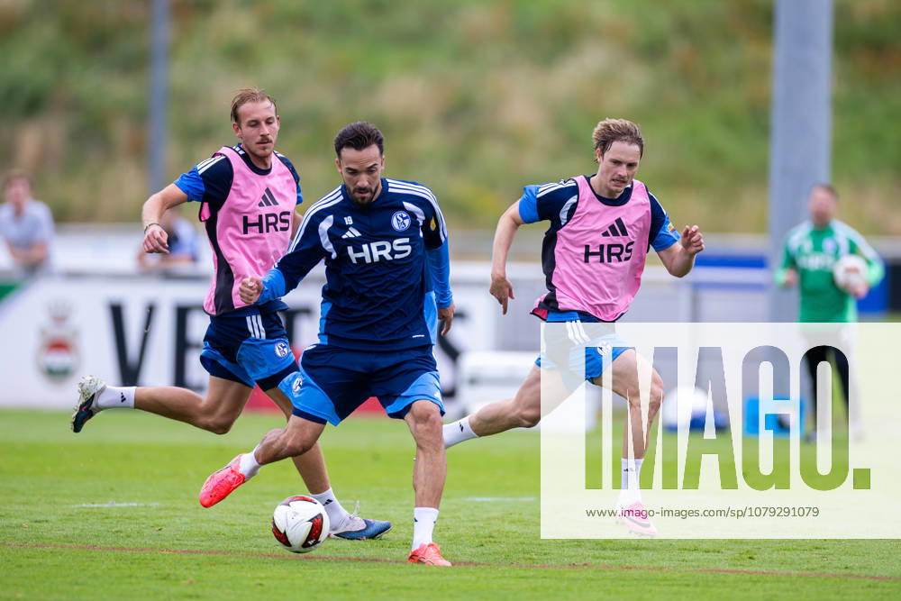 Fussball, Training des FC Schalke 04. v. l. Timo Becker (FC Schalke 04), Kenan Karaman (FC Schalke 04), Finn Porath (FC Schalke 04), Gelsenkirchen Trainingsgelände FC Schalke 04 NRW Deutschland xRHR-FOTO YYx