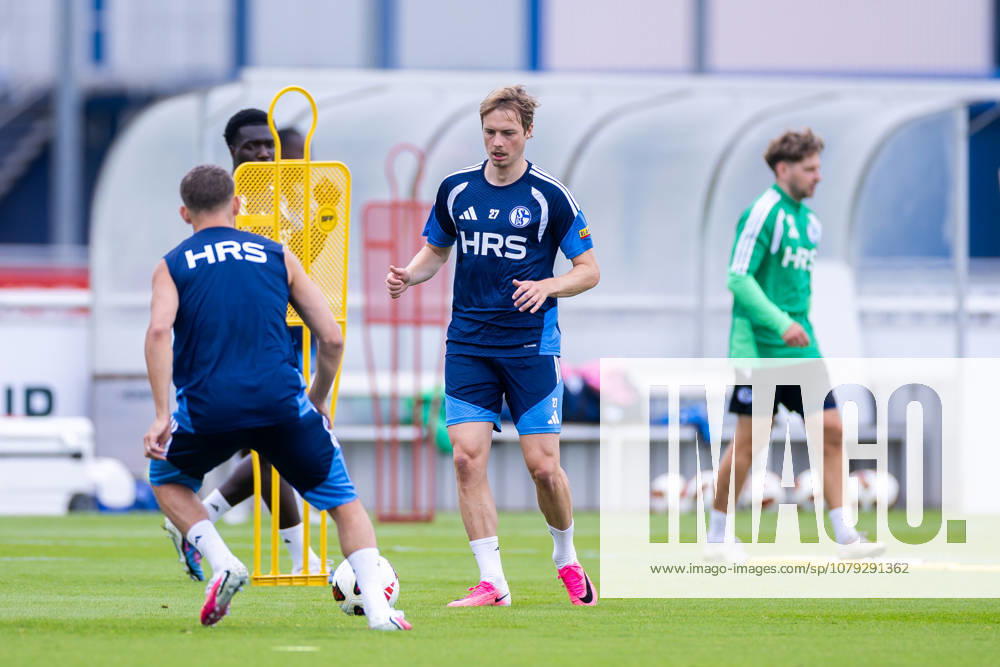 Fussball, Training des FC Schalke 04. Finn Porath (FC Schalke 04). Gelsenkirchen Trainingsgelände FC Schalke 04 NRW Deutschland xRHR-FOTO YYx