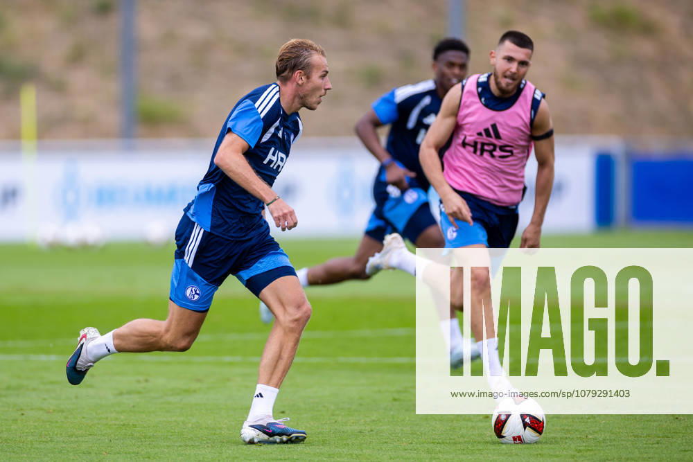 Fussball, Training des FC Schalke 04. v. l. Timo Becker (FC Schalke 04), Hasan Kurucay (FC Schalke 04). Gelsenkirchen Trainingsgelände FC Schalke 04 NRW Deutschland xRHR-FOTO YYx