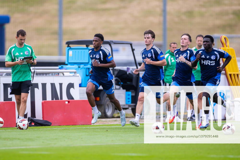 Fussball, Training des FC Schalke 04. v. l. Sportwissenschaftler Rasmus Bruns (FC Schalke 04), Junior Adamu (FC Schalke 04), Dylan Leonard (FC Schalke 04), Max Grüger (FC Schalke 04), Zaid Tchibara (FC Schalke 04). Gelsenkirchen Trainingsgelände FC Schalke 04 NRW Deutschland xRHR-FOTO YYx
