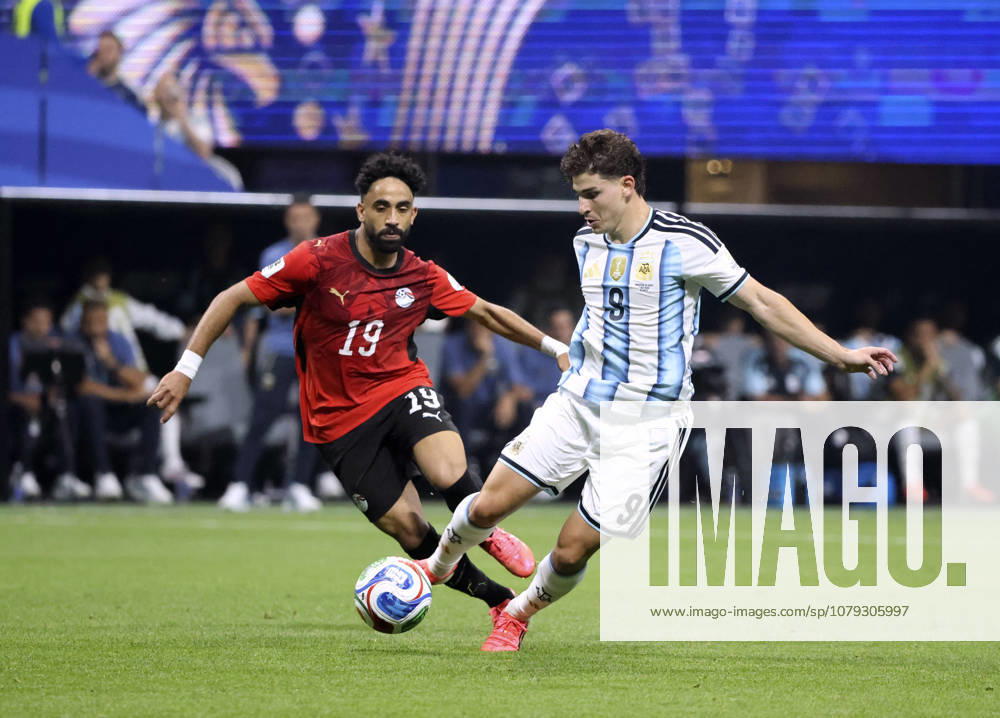 Fussball Weltmeisterschaft 2026 in den USA, Achtelfinale, Argentinien - Ägypten, im Mercedes-Benz Stadium (Atlanta, GA), v.li: Marwan Ateya (Ägypten) gegen Valentin Barco (Argentinien).