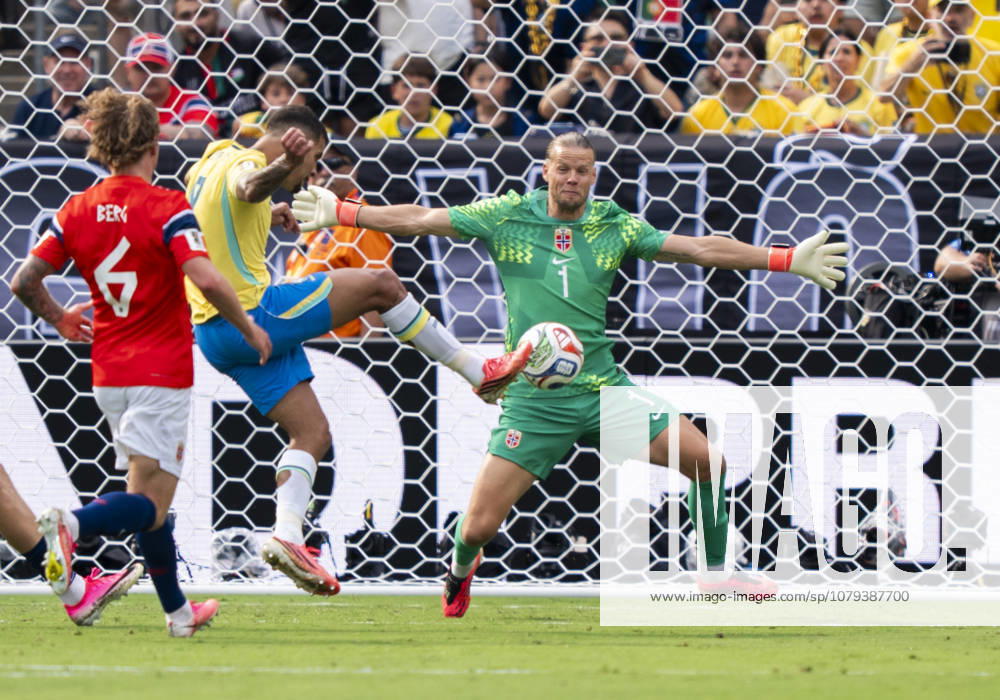 Bruno Guimaraes (Brazil, 8) mit einer Chance zum Tor. Alleine vor Oerjan Nyland (Norway, 1) FIFA World Cup, WM, Weltmeisterschaft, Fussball 2026: Brazil v Norway 05 July 2026, FIFA World Cup 2026: Brazil v Norway (Round of 16) at New York New Jersey Stadium in East Rutherford, New Jersey, USA.