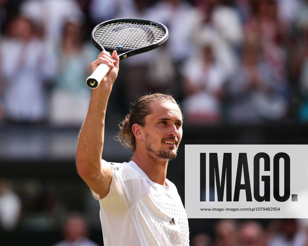 Alexander Zverev (GER) bedankt sich bei den Zuschauern, Fans, Jubel, Freude, Emotion, Herren Einzel, Men s Singles Tennis - Wimbledon 2026 - Grand Slam ITF ATP, Tennis Herren WTA, Tennis Damen - AELTC - London - - Great Britain