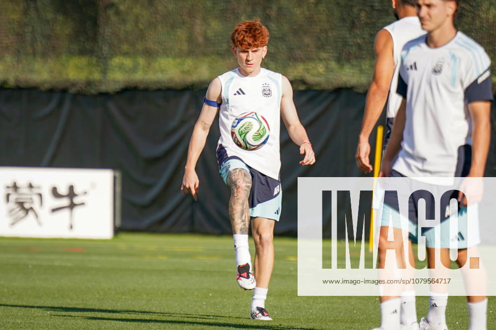 USA: Fußball FIFA World Cup, WM, Weltmeisterschaft, Fussball WM, Weltmeisterschaft, Fussball 2026, Viertelfinale, Matchday -1: Valentin Barco Valentin Barco (Argentinien 8) während des offiziellen Abschlusstrainings (MD-1 Training) der argentinischen Fußball-Nationalmannschaft im Sporting KC Training Centre in Kansas City (Kansas, USA). Argentinien bereitet sich auf das Viertelfinalspiel gegen die Schweiz bei der FIFA Fußball-Weltmeisterschaft 2026 vor.