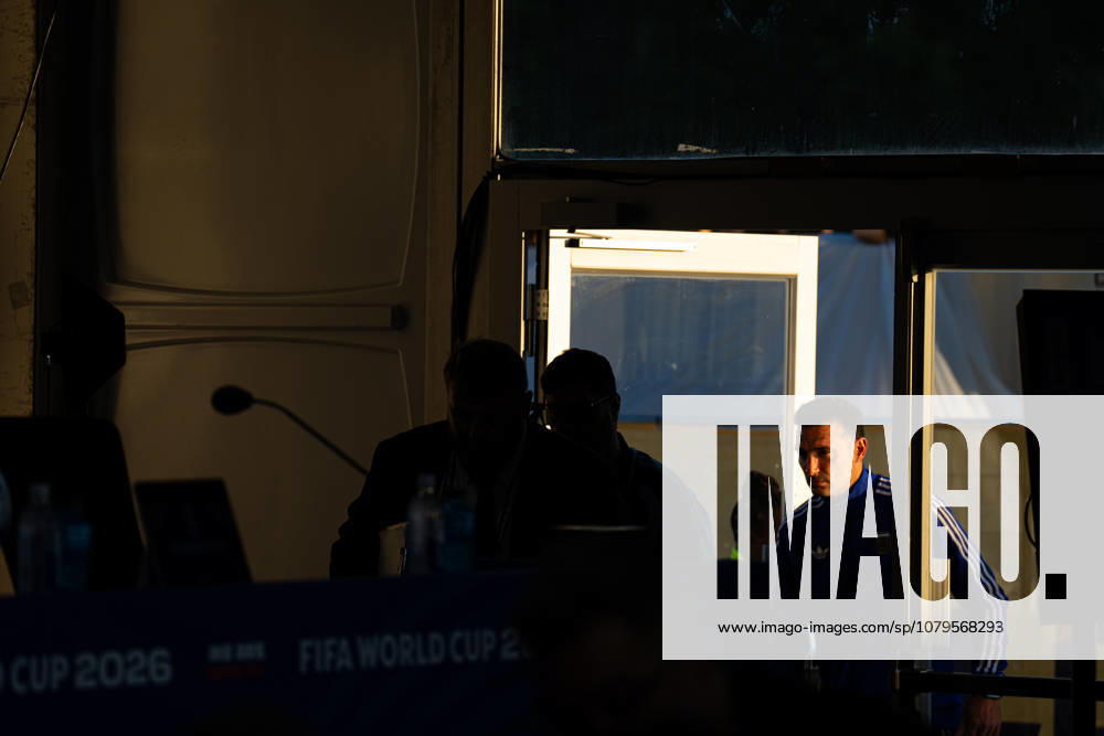(260711) -- KANSAS CITY, July 11, 2026 -- Lionel Scaloni, head coach of Argentina, arrives for a press conference, PK, Pressekonferenz ahead of the quarterfinal between Argentina and Switzerland at the 2026 FIFA World Cup, WM, Weltmeisterschaft, Fussball in Kansas City, the United States, on July 10, 2026. ) (SP)U.S.-KANSAS CITY-FOOTBALL-FIFA WORLD CUP-PRESS CONFERENCE-TEAM ARGENTINA XiaoxYijiu