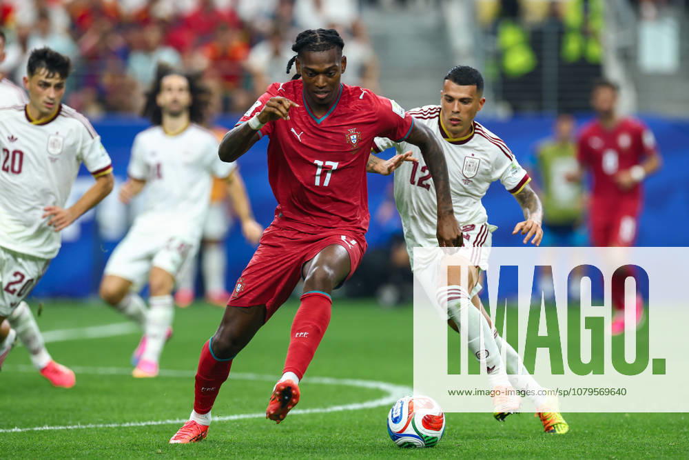 ARLINGTON, TX - July 06: Portugal forward Rafael Leao ( 17) dribbles up field during the FIFA World Cup, WM, Weltmeisterschaft, Fussball Round of 16 match between Spain and Portugal on July 6, 2026 at Dallas Stadium in Arlington, TX. (Photo by Matthew Visinsky Icon Sportswire) SOCCER: JUL 06 FIFA World Cup 26 Round of 16 - Spain v Portugal Icon260706113