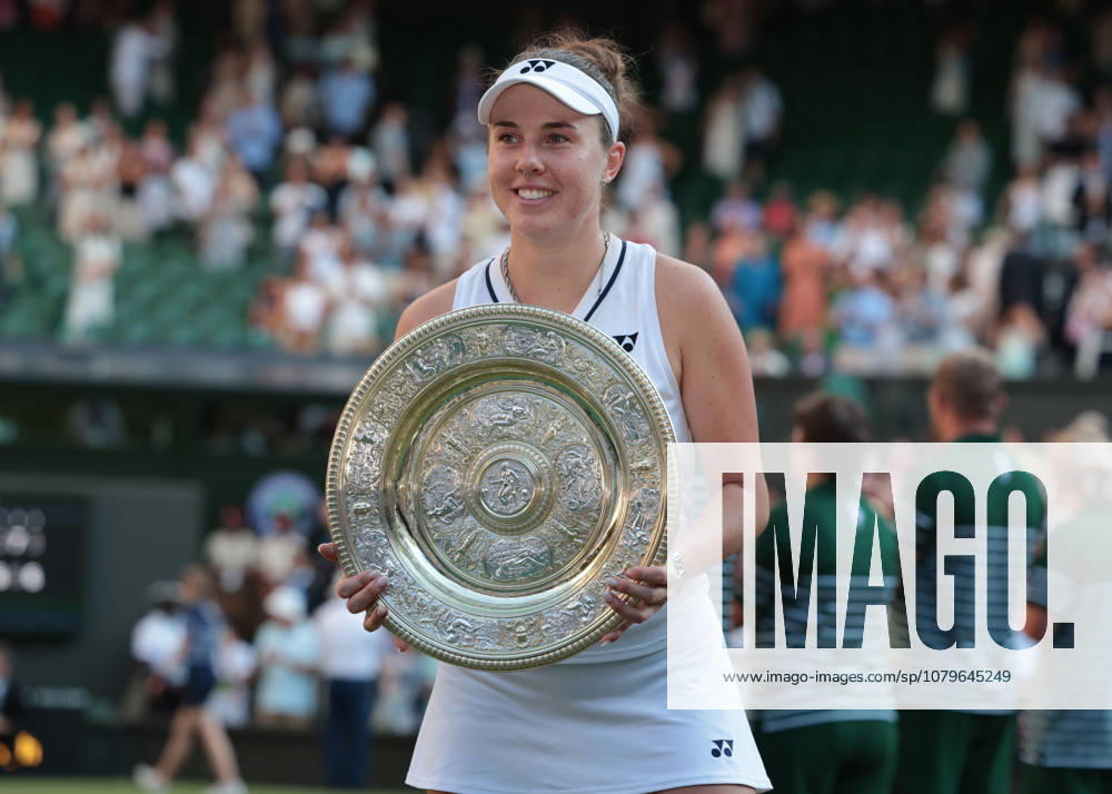 Linda Noskova (CZE) mit dem Pokal, Venus Rosewater Dishm,Damen Einzel, Ladies Singles, Siegerehrung, Praesentation Tennis - Wimbledon 2026 - Grand Slam ITF ATP, Tennis Herren WTA, Tennis Damen - AELTC - London - - Great Britain