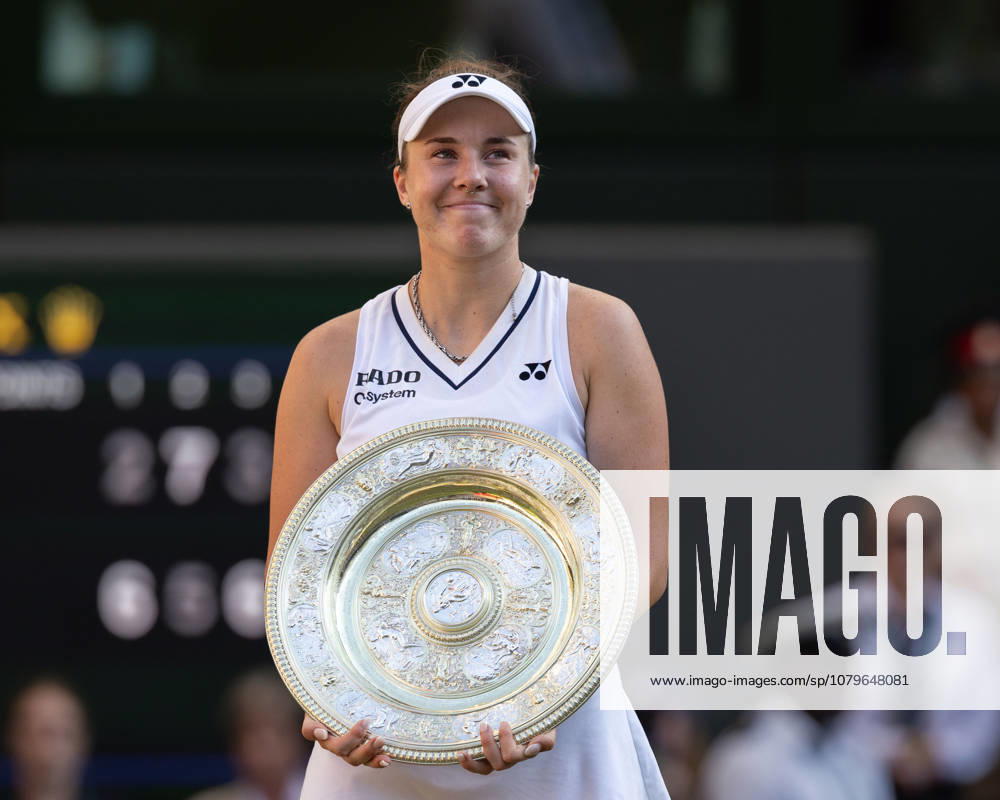 Linda Noskova (CZE) mit dem Pokal, Venus Rosewater Dish, Damen Einzel, Ladies Singles, Siegerehrung, Praesentation Tennis - Wimbledon 2026 - Grand Slam ITF ATP, Tennis Herren WTA, Tennis Damen - AELTC - London - - Great Britain