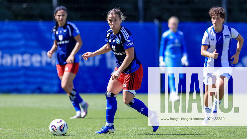 Leila Peneau (Hamburger SV, ) am Ball, Einzelbild, Ganzkörper, Aktion, Action, Spielszene, 11.07.2026, Hamburg (Deutschland), Fussball, Testspiel Frauen, Hamburger SV - Hertha BSC