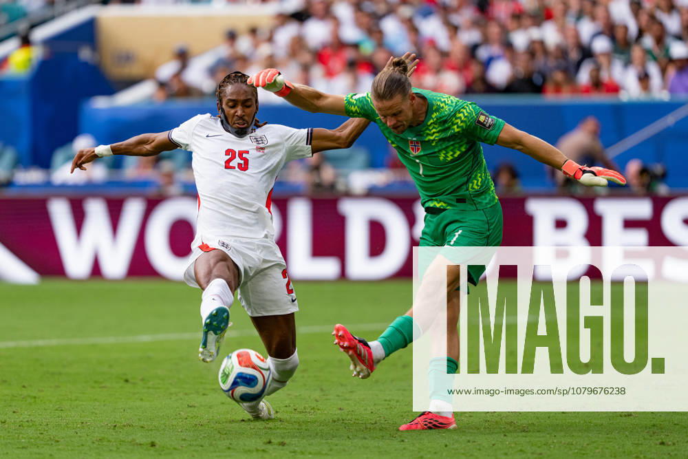 Norway s Orjan Nyland under pressure from England s Djed Spence during the match between Norway and England, valid for the quarterfinals of the 2026 FIFA World Cup, WM, Weltmeisterschaft, Fussball held at Hard Rock Stadium in Miami Gardens, Florida, United States. Richard Callis Fotoarena (Richard Callis SPP)