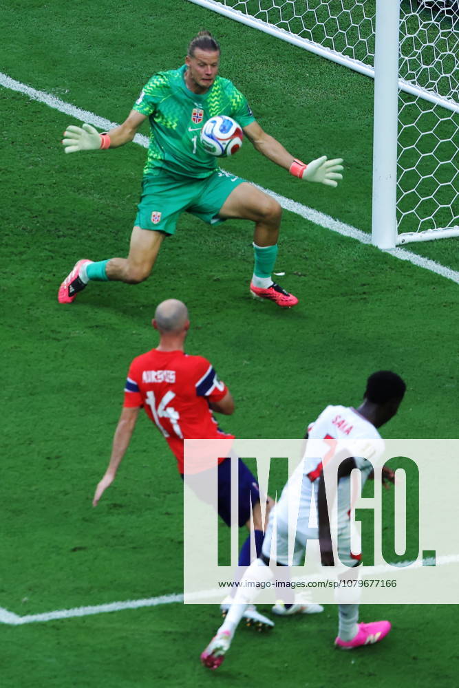 FIFA World Cup, WM, Weltmeisterschaft, Fussball 2026 quarterfinals - Norway vs England Goalkeeper Orjan Nyland of Norway makes a save against Bukayo Saka of England during the FIFA World Cup 2026 quarterfinals match Norway against England, in Miami, Florida, USA, 11 July 2026. MIAMI United States