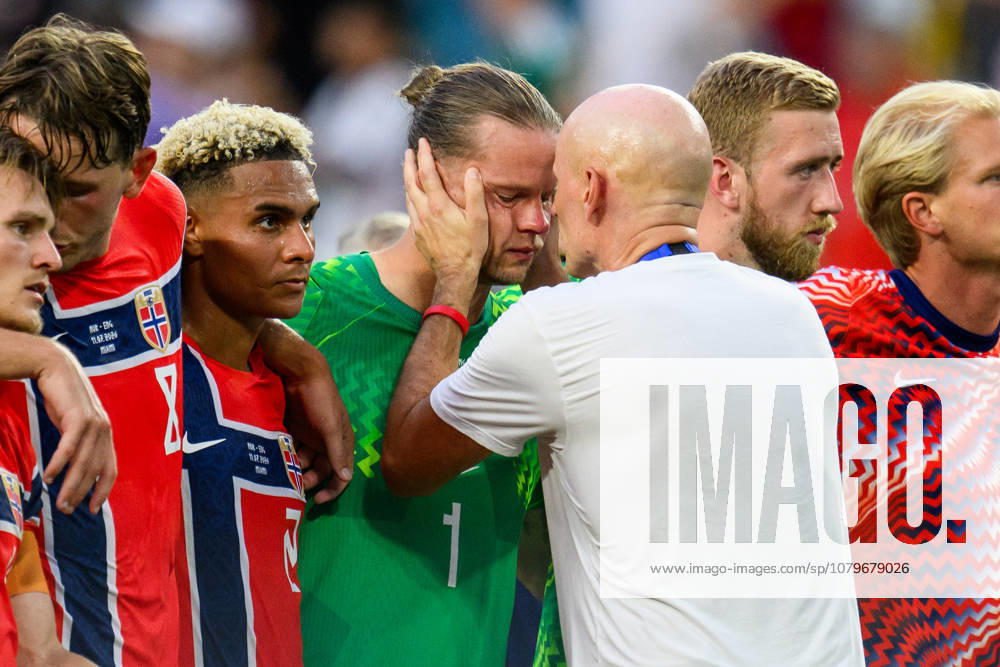 goalkeeper orjan Nyland and Head coach Stale Solbakken of Norway after the FIFA World Cup, WM, Weltmeisterschaft, Fussball 2026 quarter-final football match between Norway and England on July 11, 2026 in Miami. Photo: Jon Olav Nesvold BILDBYRAN COP 217 VG0992 bbeng fotboll football soccer fotball vm fotbolls-vm fotball-vm fotbolls-vm 2026 fifa world cup 2026 kvartfinale kvartsfinal quarterfinal quarter-final england norge norway depp