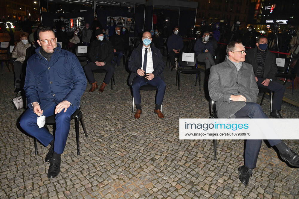 Jens Spahn und Michael Müller beim Zünden der ersten Kerze am Chanukka-Leuchter anlässlich der beginnenden Chanukka-Feiertage am Brandenburger Tor. Berlin