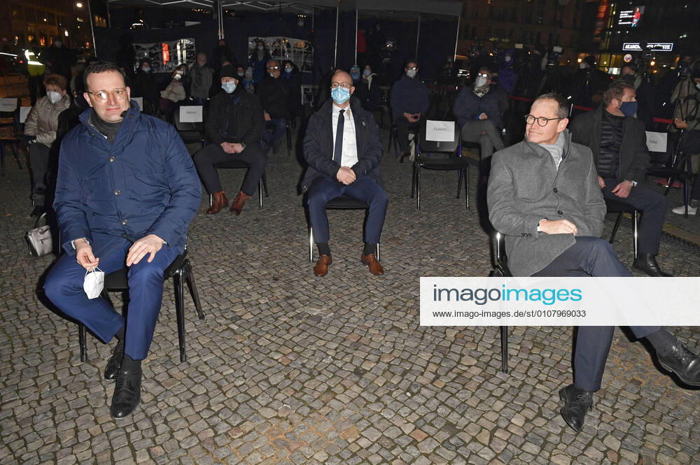 Jens Spahn und Michael Müller beim Zünden der ersten Kerze am Chanukka-Leuchter anlässlich der beginnenden Chanukka-Feiertage am Brandenburger Tor. Berlin