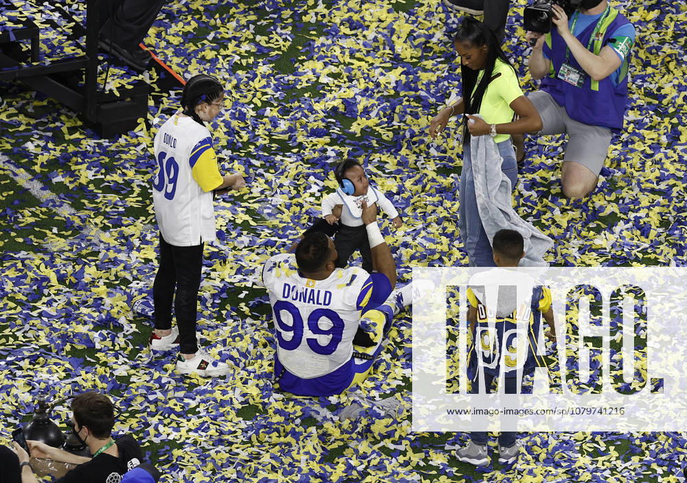 USA AMERICAN FOOTBALL SUPER BOWL LVI Los Angeles Rams at Cincinnati Bengals epa09754494 Los Angeles Rams Aaron Donald (C) celebrates with his family in the confetti after the Los Angeles Rams defeated the Cincinnati Bengals to win Super Bowl LVI at SoFi Stadium in Inglewood, California, USA, 13 February 2022. The annual Super Bowl is the Championship game of the NFL, American Football Herren, USA between the AFC Champion and the NFC Champion and has been held every year since January of 1967. Inglewood United States