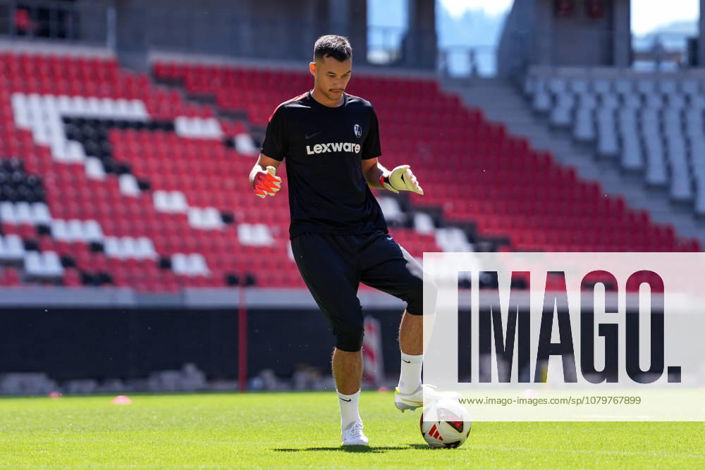 Mio Backhaus (SC Freiburg) am Ball , Deutschland, Fussball, 1. Bundesliga, 2026 2027, SC Freiburg, Öffentliches Training, 12.07.2026, Europa-Park Stadion, Freiburg Freiburg Europa-Park Stadion Baden-Württemberg Deutschland
