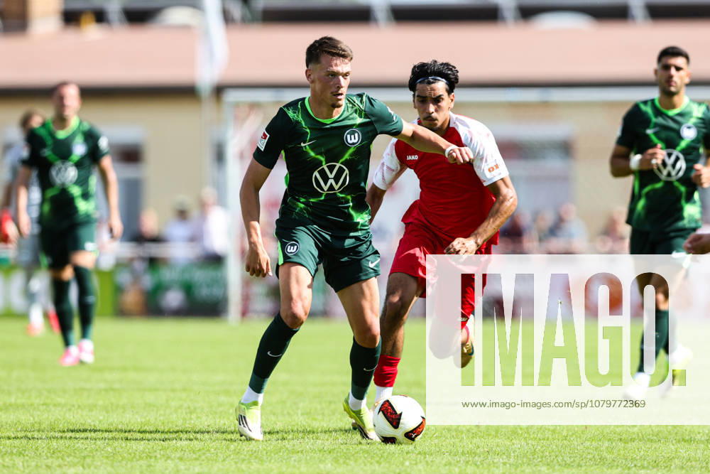 Dzenan Pejcinovic (VfL Wolfsburg,17) - Testspiel Sommervorbereitung Fussball Saison 2026-2027 FSV Schöningen vs. VfL Wolfsburg im Elmstadion in Schöningen - Aktion,Fussball,Deutschland,Mann,Männer