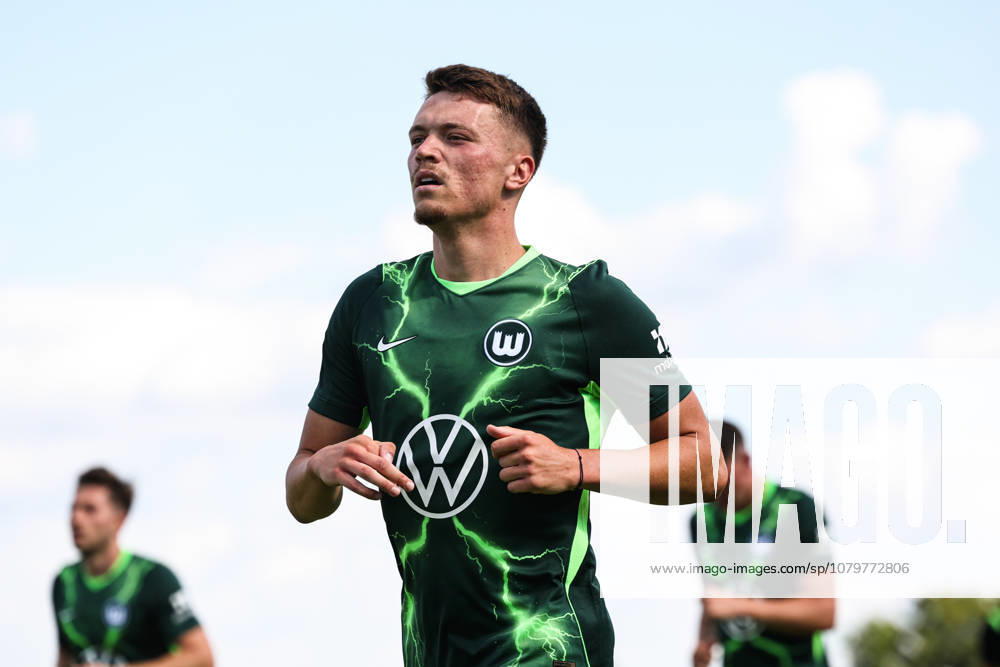 Dzenan Pejcinovic (VfL Wolfsburg,17) - Testspiel Sommervorbereitung Fussball Saison 2026-2027 FSV Schöningen vs. VfL Wolfsburg im Elmstadion in Schöningen - Aktion,Fussball,Deutschland,Mann,Männer