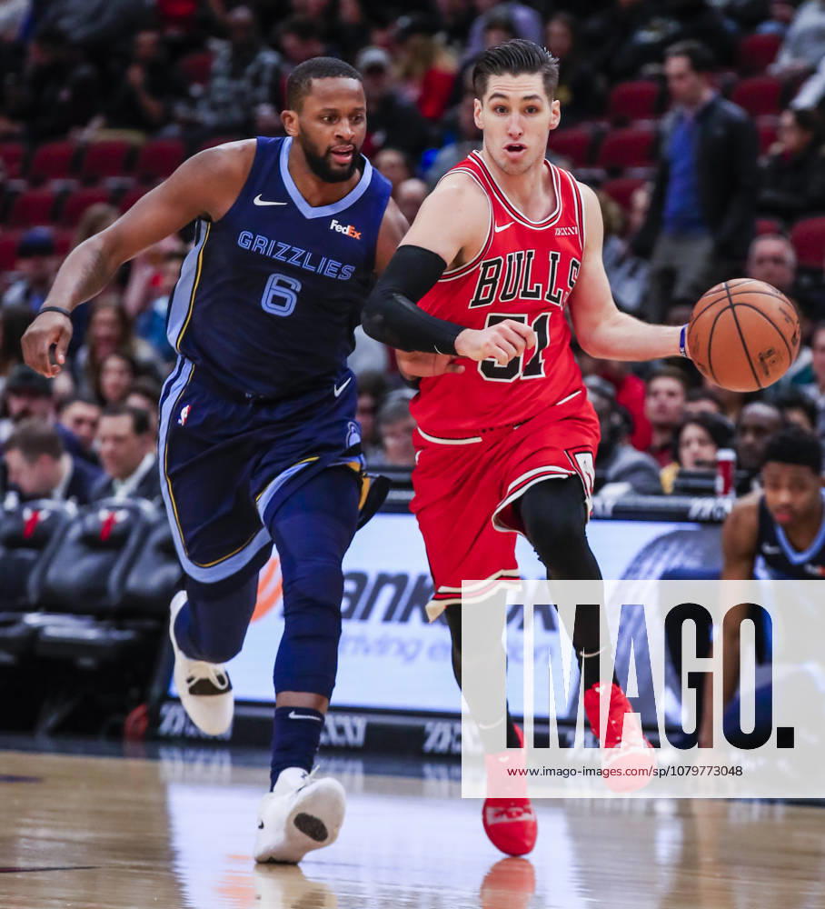 USA BASKETBALL NBA, Basketball Herren, USA Memphis Grizzlies at Chicago Bulls epa07368130 Memphis Grizzlies forward CJ Miles (L) attempts to get ahead of Chicago Bulls guard Ryan Arcidiacono (R) during the NBA game between the Memphis Grizzlies and the Chicago Bulls at the United Center in Chicago, Illinois, USA, 13 February 2019. CHICAGO United States