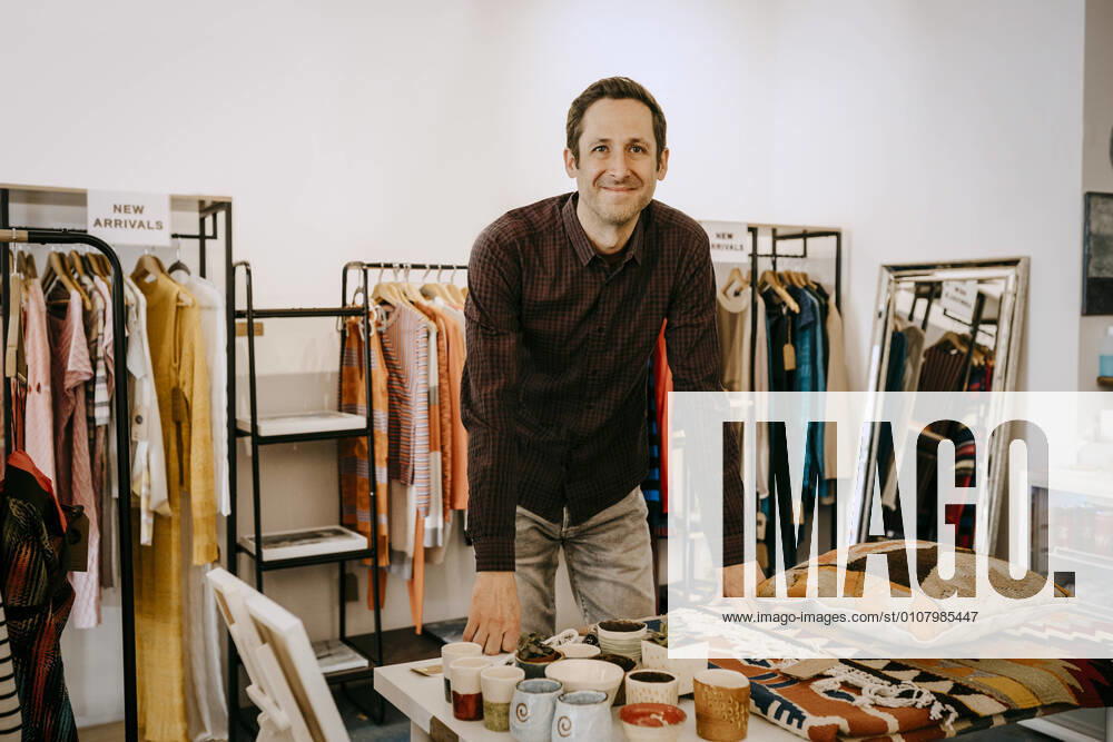 IMAGO Creative: Kreative Renaissance -- der junge Entrepreneur Portrait of smiling male owner standing in clothing store, MA82953, Germany, Berlin, model released, property released
