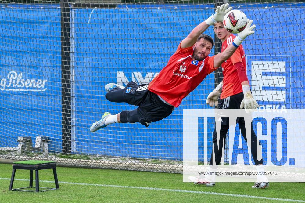 Heuer Fernandes Daniel ( HSV ) hält den Ball Deutschland , Hamburg , Trainingsgelände am Volkspark Fussball , 1. Bundesliga , Training des HSV