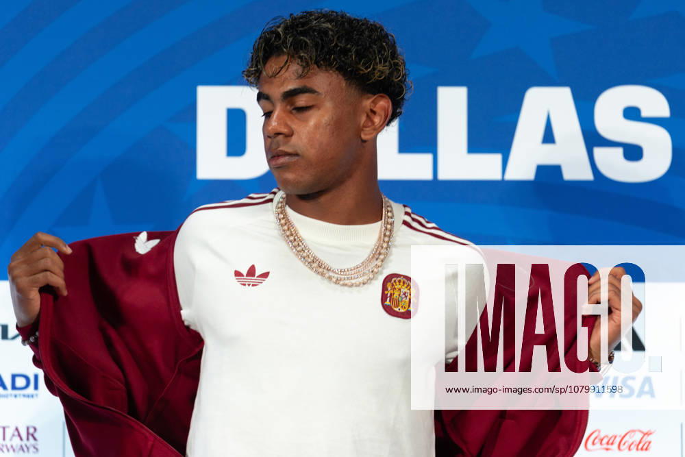Spain forward LAMINE YAMAL takes off his jacket during a press conference, PK, Pressekonferenz prior to a 2026 FIFA World Cup, WM, Weltmeisterschaft, Fussball semifinal match between France and Spain at Dallas Stadium in Arlington, Texas. Arlington USA - ZUMAh193 20260713_zsp_h193_011