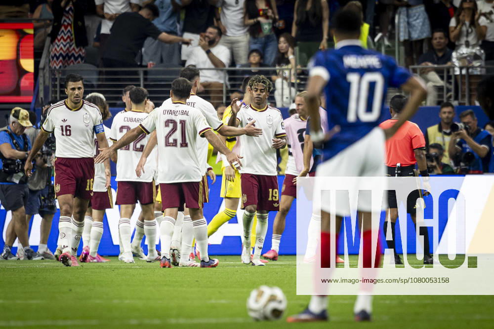 FOOTBALL : France vs Espagne Demi-finale de la Coupe du Monde de la FIFA 2026. Dallas Stadium (AT&T Stadium), Arlington, Texas, Etats-Unis. 14 07 2026. Joie des joueurs de l equipe de apres le but de Pedro Porro 12 (Spain) Kylian Mbappe 10 (France)