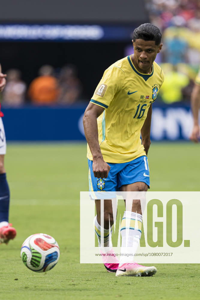Brazil v Norway: Round of 16 - FIFA World Cup, WM, Weltmeisterschaft, Fussball 2026 New Jersey, United States - 5 July: Douglas Santos of Brazil passes the ball during the FIFA World Cup 2026 Round Of 16 match between Brazil and Norway at New York New Jersey Stadium on July 5, 2026 in East Rutherford, United States East Rutherford New York New Jersey Stadium New Jersey United States