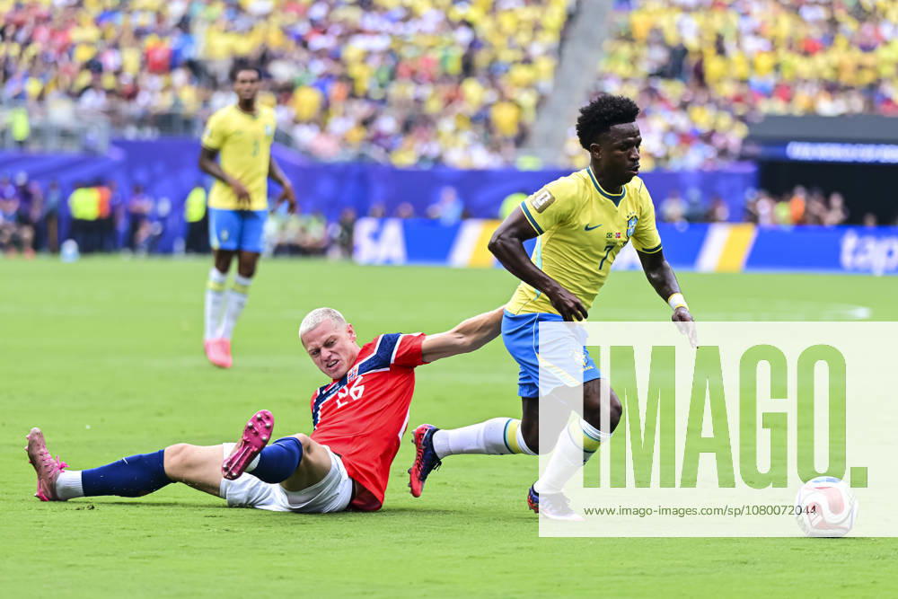 Brazil v Norway: Round of 16 - FIFA World Cup, WM, Weltmeisterschaft, Fussball 2026 New Jersey, United States - 5 July: Julian Ryerson of Norway (L) fights for the ball with Vinicius Junior of Brazil (R) during the FIFA World Cup 2026 Round Of 16 match between Brazil and Norway at New York New Jersey Stadium on July 5, 2026 in East Rutherford, United States East Rutherford New York New Jersey Stadium New Jersey United States