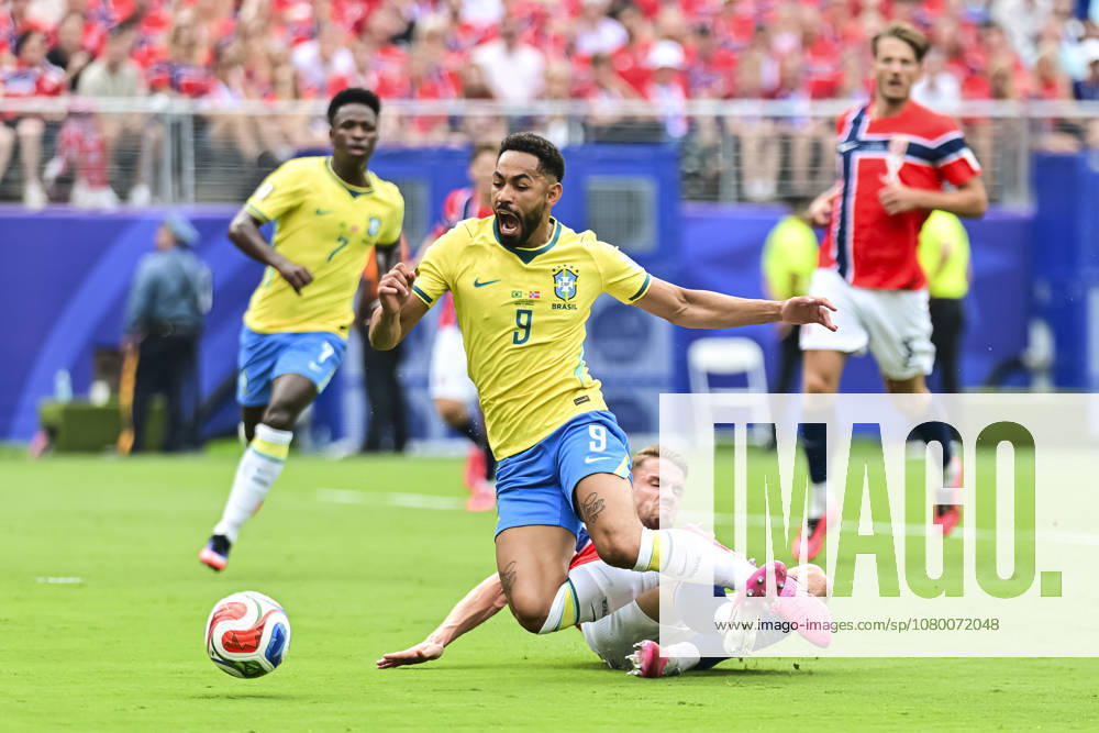 Brazil v Norway: Round of 16 - FIFA World Cup, WM, Weltmeisterschaft, Fussball 2026 New Jersey, United States - 5 July: Matheus Cunha of Brazil (U) is fouled in the penalty box by Kristoffer Ajer of Norway (D) resulting in the penalty kick awarded to Brazil after the VAR review during the FIFA World Cup 2026 Round Of 16 match between Brazil and Norway at New York New Jersey Stadium on July 5, 2026 in East Rutherford, United States East Rutherford New York New Jersey Stadium New Jersey United States