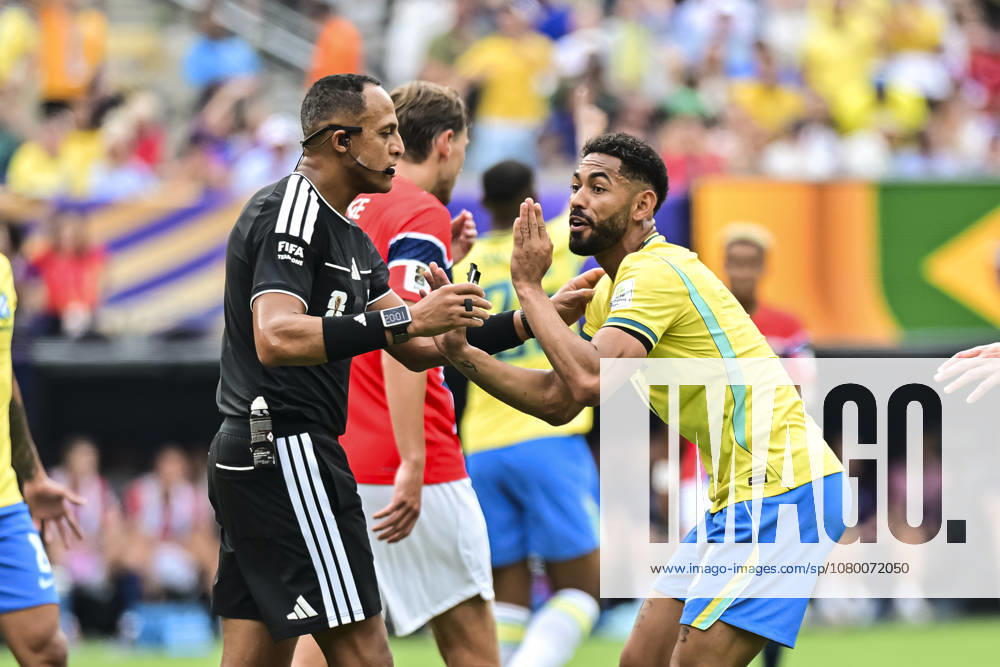 Brazil v Norway: Round of 16 - FIFA World Cup, WM, Weltmeisterschaft, Fussball 2026 New Jersey, United States - 5 July: Matheus Cunha of Brazil (R) appeals for a penalty to Referee Ismail Elfath (L) during the FIFA World Cup 2026 Round Of 16 match between Brazil and Norway at New York New Jersey Stadium on July 5, 2026 in East Rutherford, United States East Rutherford New York New Jersey Stadium New Jersey United States