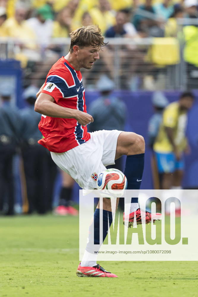 Brazil v Norway: Round of 16 - FIFA World Cup, WM, Weltmeisterschaft, Fussball 2026 New Jersey, United States - 5 July: Sander Berge of Norway passes the ball during the FIFA World Cup 2026 Round Of 16 match between Brazil and Norway at New York New Jersey Stadium on July 5, 2026 in East Rutherford, United States East Rutherford New York New Jersey Stadium New Jersey United States