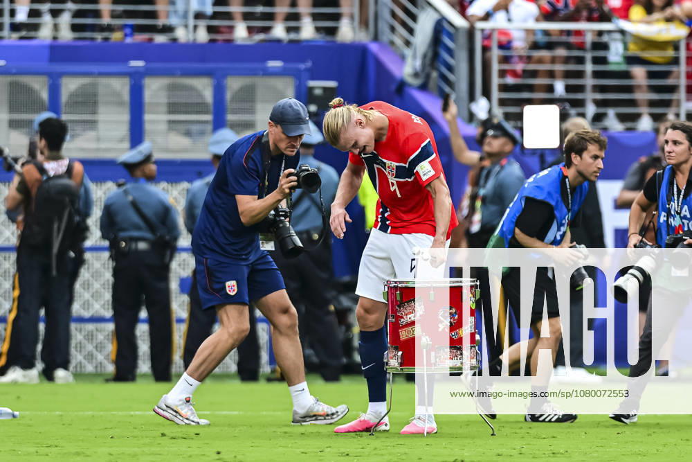 Brazil v Norway: Round of 16 - FIFA World Cup, WM, Weltmeisterschaft, Fussball 2026 New Jersey, United States - 5 July: Erling Haaland of Norway celebrate in the Viking rowing ritual with teammates and fans after winning the during the FIFA World Cup 2026 Round Of 16 match between Brazil and Norway at New York New Jersey Stadium on July 5, 2026 in East Rutherford, United States East Rutherford New York New Jersey Stadium New Jersey United States