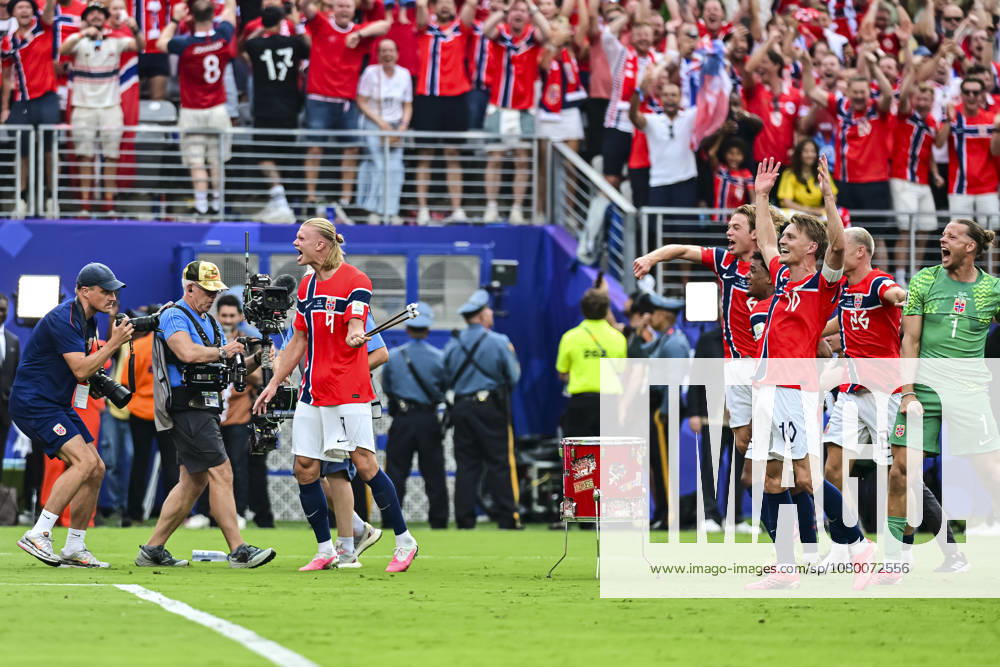 Brazil v Norway: Round of 16 - FIFA World Cup, WM, Weltmeisterschaft, Fussball 2026 New Jersey, United States - 5 July: Erling Haaland of Norway (L) celebrate in the Viking rowing ritual with teammates and fans after winning the during the FIFA World Cup 2026 Round Of 16 match between Brazil and Norway at New York New Jersey Stadium on July 5, 2026 in East Rutherford, United States East Rutherford New York New Jersey Stadium New Jersey United States
