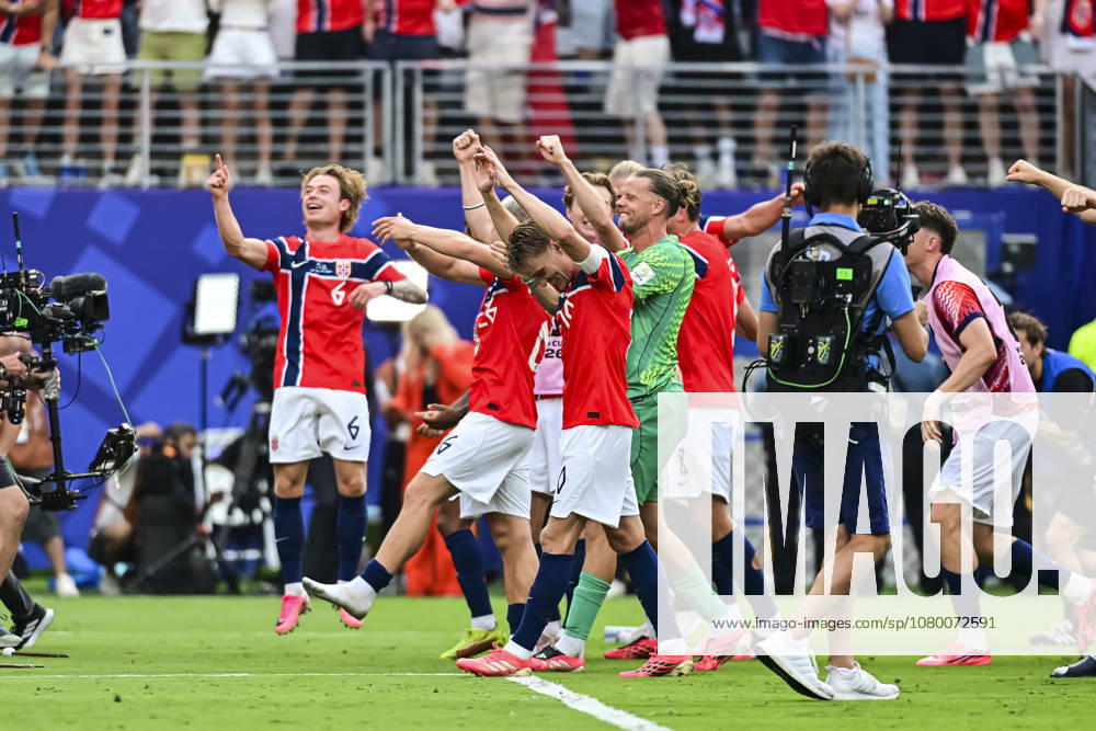 Brazil v Norway: Round of 16 - FIFA World Cup, WM, Weltmeisterschaft, Fussball 2026 New Jersey, United States - 5 July: Martin Odegaard of Norway (C) and teammates celebrate in the Viking rowing ritual with fans after winning during the FIFA World Cup 2026 Round Of 16 match between Brazil and Norway at New York New Jersey Stadium on July 5, 2026 in East Rutherford, United States East Rutherford New York New Jersey Stadium New Jersey United States