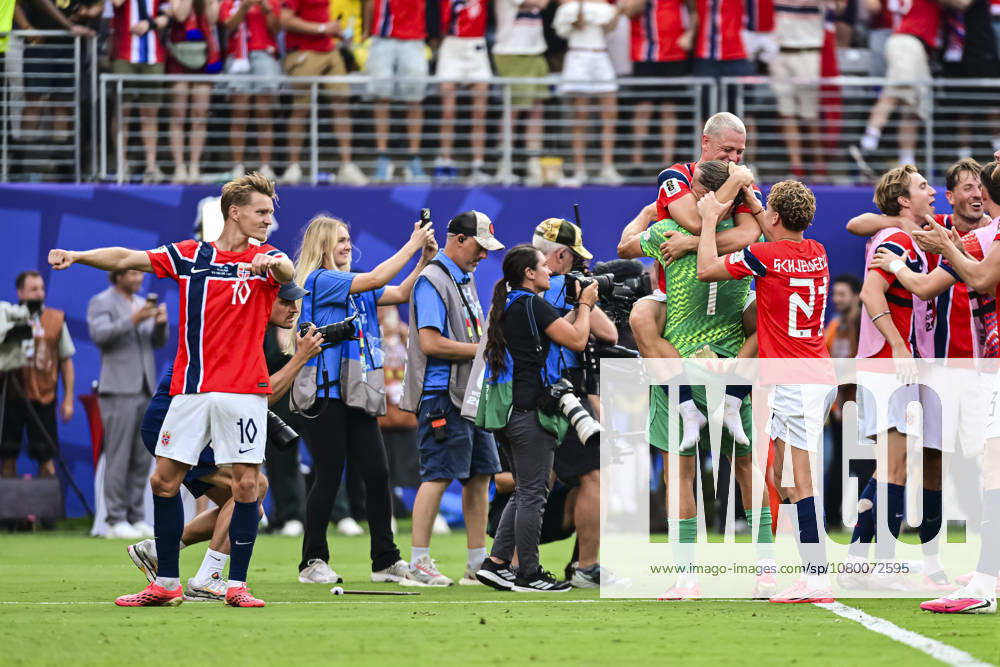 Brazil v Norway: Round of 16 - FIFA World Cup, WM, Weltmeisterschaft, Fussball 2026 New Jersey, United States - 5 July: (L-R) Martin Odegaard, Julian Ryerson, Goalkeeper Orjan Nyland and Andreas Schjelderup of Norway celebrate with fans after winning during the FIFA World Cup 2026 Round Of 16 match between Brazil and Norway at New York New Jersey Stadium on July 5, 2026 in East Rutherford, United States East Rutherford New York New Jersey Stadium New Jersey United States