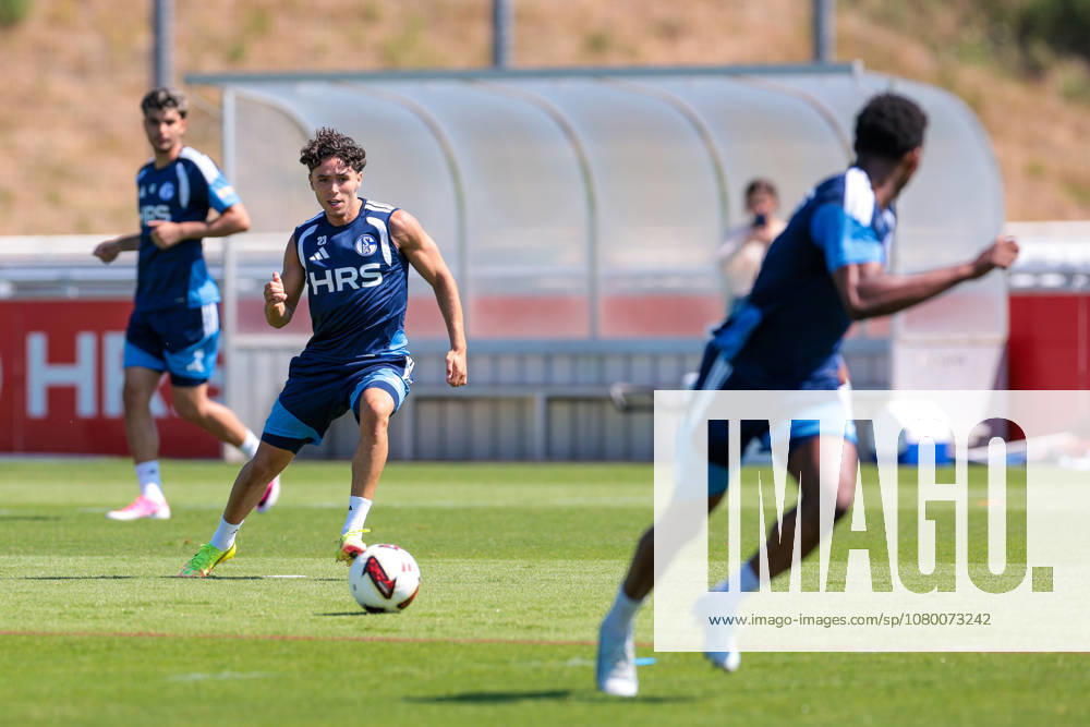 Fussball, Training des FC Schalke 04. Soufiane El-Faouzi (FC Schalke 04). Gelsenkirchen Trainingsgelände FC Schalke 04 NRW Deutschland xRHR-FOTO YYx