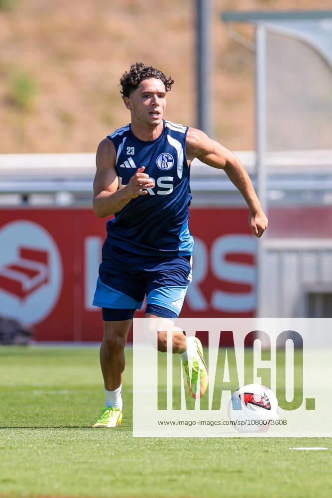 Fussball, Training des FC Schalke 04. Soufiane El-Faouzi (FC Schalke 04). Gelsenkirchen Trainingsgelände FC Schalke 04 NRW Deutschland xRHR-FOTO YYx