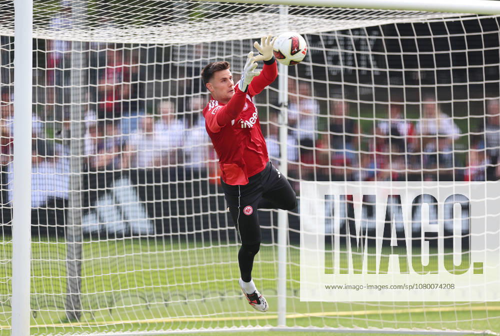 Fussball Training, Eintracht Frankfurt, v.l., Torwart Michael Zetterer (Eintracht Frankfurt) DFL DFB REGULATIONS PROHIBIT ANY USE OF PHOTOGRAPHS AS IMAGE SEQUENCES AND OR QUASI-VIDEO.