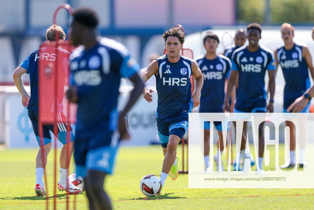 Fussball, Training des FC Schalke 04. Soufiane El-Faouzi (FC Schalke 04). Gelsenkirchen Trainingsgelände FC Schalke 04 NRW Deutschland xRHR-FOTO YYx