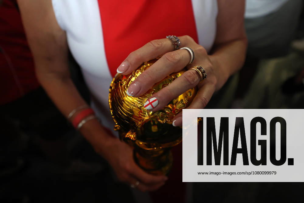 England v Argentina FIFA World Cup, WM, Weltmeisterschaft, Fussball 15 July 2026, Atlanta - FIFA World Cup Football - Semi-Final - England v Argentina - an England supporter with a patriotic finger nail holds a replica World Cup trophy - Photo: Charlotte Wilson Offside. Atlanta Georgia USA
