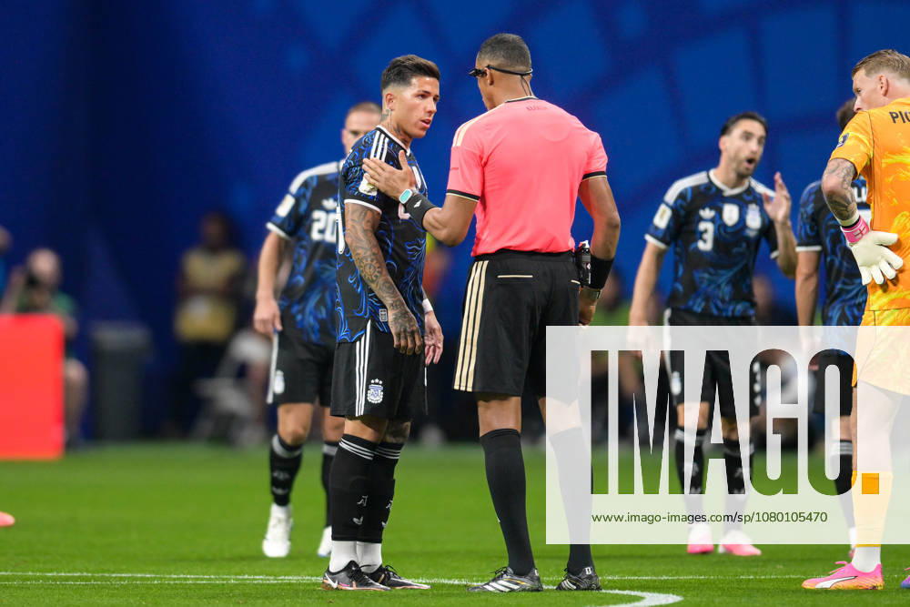 Fußball, WM 2026, 20260715, England - Argentinien. Im Bild v.l. Enzo FERNANDEZ (Argentinien, 24), Schiedsrichter Ismail ELFATH (USA). Atlanta Atlanta-Stadion Georgia Vereinigte Staaten von Amerika