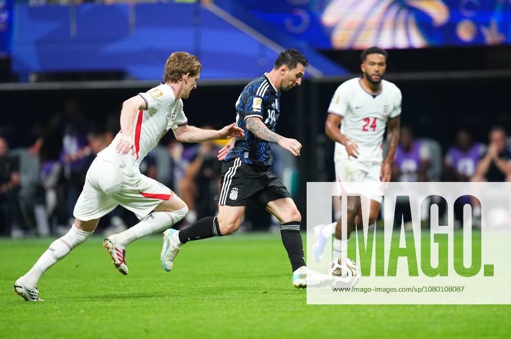 England v Argentina - FIFA World Cup, WM, Weltmeisterschaft, Fussball 2026 - Semi Finals ATLANTA, GEORGIA - JULY 15: Argentina’s Lionel Messi (10) dribbles the ball under pressure from England’s Elliot Anderson (8) during the 2026 FIFA World Cup semifinal match between England and Argentina at Atlanta Stadium in Atlanta, Georgia, United States, on July 15, 2026. Evrim Aydin Anadolu Georgia United States. Editorial use only. Please get in touch for any other usage.