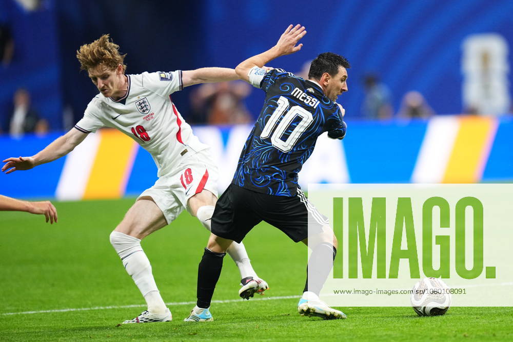 England v Argentina - FIFA World Cup, WM, Weltmeisterschaft, Fussball 2026 - Semi Finals ATLANTA, GEORGIA - JULY 15: Argentina’s Lionel Messi (10) dribbles the ball under pressure from England’s Elliot Anderson (8) during the 2026 FIFA World Cup semifinal match between England and Argentina at Atlanta Stadium in Atlanta, Georgia, United States, on July 15, 2026. Evrim Aydin Anadolu Georgia United States. Editorial use only. Please get in touch for any other usage.