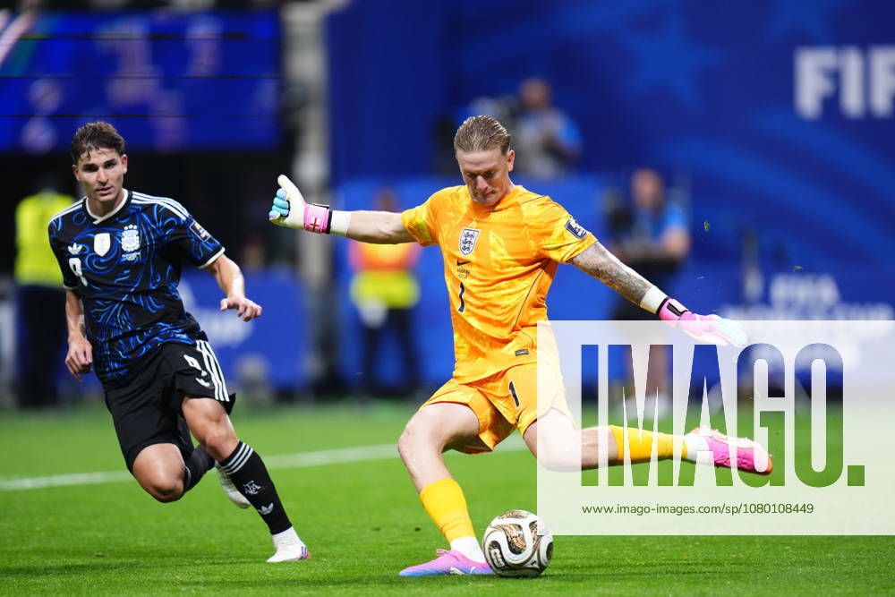 England v Argentina - FIFA World Cup, WM, Weltmeisterschaft, Fussball 2026 - Semi Finals ATLANTA, GEORGIA - JULY 15: Jordan Pickford of England kicks the ball during the 2026 FIFA World Cup semifinal match between England and Argentina at Atlanta Stadium in Atlanta, Georgia, United States, on July 15, 2026. Jose Hernandez Anadolu Georgia United States. Editorial use only. Please get in touch for any other usage.