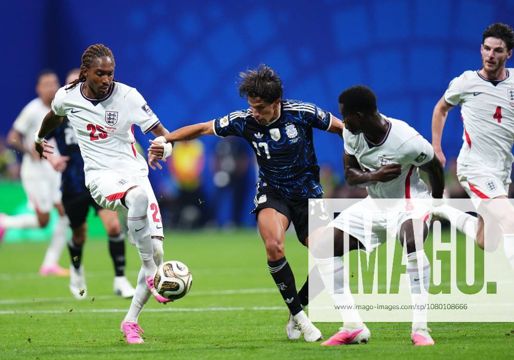 England v Argentina - FIFA World Cup, WM, Weltmeisterschaft, Fussball 2026 - Semi Finals ATLANTA, GEORGIA - JULY 15: Giuliano Simeone of Argentina and Djed Spence of England compete for the ball during the 2026 FIFA World Cup semifinal match between England and Argentina at Atlanta Stadium in Atlanta, Georgia, United States, on July 15, 2026. Jose Hernandez Anadolu Georgia United States. Editorial use only. Please get in touch for any other usage.