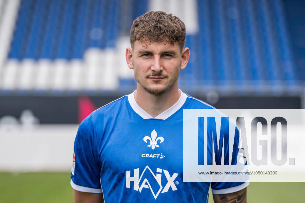 Fussball 2.Bundesliga, SV Darmstadt 98 Fototermin Saison 2026 2027 - Porträttermin 2026 2027, v.l. Matej Maglica (SV Darmstadt 98) Darmstadt
