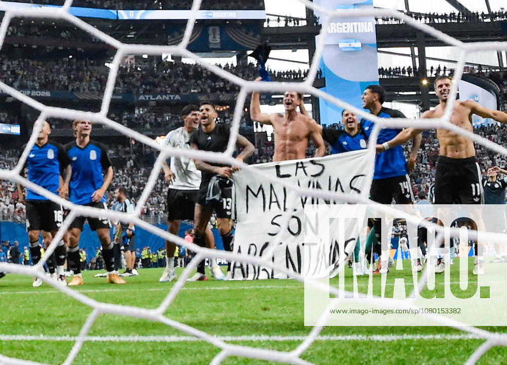 Argentina s players display a banner reading Las Malvinas son Argentinas during a FIFA Men?s World Cup 2026 semi-final football match between England and Argentina at Atlanta Stadium, in Atlanta on July 15th 2026 (Photo by Andre Ricardo SPP)