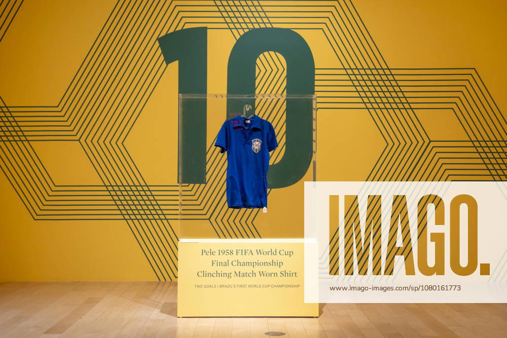 A photograph that shows the jersey Pele wore in the 1958 World Cup final in Sweden, a historic piece of world football, which sold this Thursday at Sotheby s for $4.9 million, becoming the most expensive item related to his sporting career, in New York, United States, 15 July 2026 (issued 16 July 2026). Pele s jersey from the 1958 World Cup final is being auctioned for $4.9 million !ACHTUNG: NUR REDAKTIONELLE NUTZUNG!